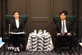 Đồng chí Nguyễn Duy Ngọc (phải) và Phó Giáo sư-Tiến sỹ Chaowaree Adthalungrong, Giám đốc điều hành Trung tâm Kỹ thuật Di truyền và Công nghệ Sinh học Quốc gia (BIOTEC) của Thái Lan. (Ảnh: TTXVN phát)