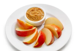 Món ăn nhẹ gồm táo và bơ đậu phộng. (Ảnh: iStock)