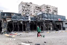 Tòa nhà bị hư hại do xung đột tại Mariupol, Ukraine, ngày 28/4/2022. (Ảnh: THX/ TTXVN)