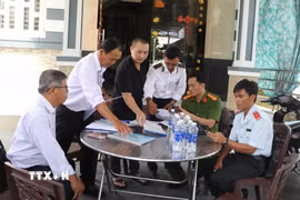 Kiểm tra tại cơ sở giết mổ gia súc V.N, huyện Phụng Hiệp, Hậu Giang. (Ảnh: Nguyễn Hằng/TTXVN)
