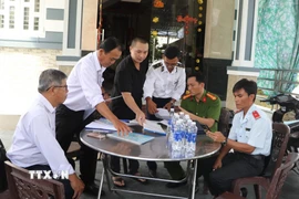 Kiểm tra tại cơ sở giết mổ gia súc V.N, huyện Phụng Hiệp, Hậu Giang. (Ảnh: Nguyễn Hằng/TTXVN)