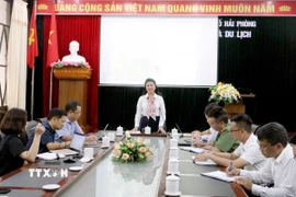 Giám đốc Sở Văn hóa, Thể thao và Du lịch Trần Thị Hoàng Mai chia sẻ về tour đêm “Dấu thiêng Hàng Kênh”. (Ảnh: Hoàng Ngọc/TTXVN)