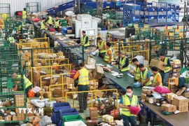 Nhân viên phân loại đơn hàng tại kho ở tỉnh Hồ Nam, Trung Quốc. (Ảnh: THX/TTXVN)