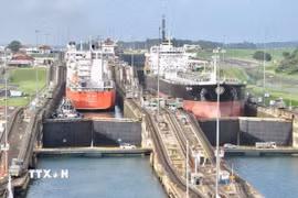 Tàu di chuyển qua kênh đào Panama ở Panama City, Panama. (Ảnh: IRNA/TTXVN)