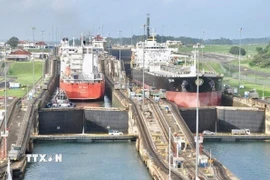 Tàu di chuyển qua kênh đào Panama ở Panama City, Panama. (Ảnh: IRNA/TTXVN)
