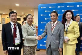 Bạn bè quốc tế chia sẻ niềm vui với đoàn Lào và Việt Nam. (Ảnh: Thu Hà/TTXVN)