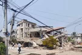 Tòa nhà bị đổ sập do động đất tại Mandalay, Myanmar ngày 28/3/2025. (Ảnh: THX/TTXVN)