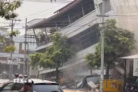Tòa nhà bị hư hại do động đất tại Mandalay, Myanmar ngày 28/3/2025. (Ảnh: THX/TTXVN)