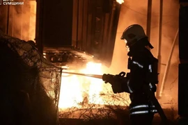 Một lính cứu hỏa cố gắng dập đám cháy tại hiện trường vụ tấn công bằng UAV của Nga ở vùng Sumy, Ukraine ngày 27/8/2025. (Ảnh: Reuters)