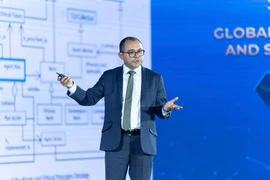 Giáo sư Edson Prestes chia sẻ về xây dựng các hệ thống AI có đạo đức và trách nhiệm tại tọa đàm “AI vì nhân loại: Đạo đức và an toàn AI trong kỷ nguyên mới,” trong khuôn khổ Tuần lễ Khoa học Công nghệ VinFuture 2025.