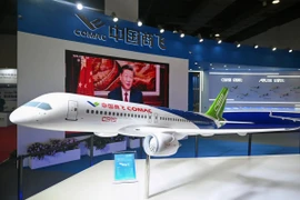 Mô hình máy bay chở khách COMAC C919 do Trung Quốc sản xuất. (Nguồn: Getty)