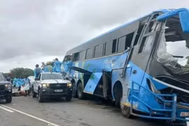 Hiện trường vụ tai nạn thảm khốc tại Beitbridge. (Nguồn: thesouthafrican)