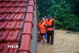 Cán bộ, chiến sỹ Lữ đoàn 409 và Bộ Chỉ huy quân sự tỉnh giúp nhân dân xã Xuân Lương di chuyển người và tài sản. (Ảnh: TTXVN phát)