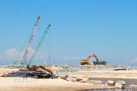 Phương tiện máy móc được huy động tối đa trên công trường dự án trọng điểm Khu bến cảng Mỹ Thủy. (Ảnh: Tường Vi/TTXVN)