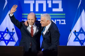 Lãnh đạo phe đối lập Yair Lapid (phải) và cựu thủ tướng Naftali Bennett phát biểu trong cuộc họp báo công bố liên danh chung mang tên “Cùng nhau” trước thềm cuộc bầu cử sắp tới tại Herzliya, miền Trung Israel, ngày 26/4. (Nguồn: Flash90)