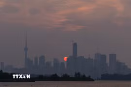 Khói từ các đám cháy rừng bao phủ bầu trời Toronto, Canada, ngày 16/7/2026. (Ảnh: THX/TTXVN phát)