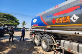 Các quan chức kiểm tra chiếc xe bồn buôn lậu nhiên liệu sang Myanmar tại khu vực biên giới Mae Sot ngày 22/3. (Ảnh: Bangkok Post)