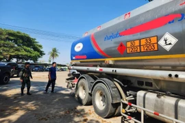 Các quan chức kiểm tra chiếc xe bồn buôn lậu nhiên liệu sang Myanmar tại khu vực biên giới Mae Sot ngày 22/3. (Ảnh: Bangkok Post)