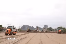 Khí thế lao động hăng say, tấp nập tại km3 thuộc quản lý và thi công của mũi thi công số 1. (Ảnh: Đức Phương/TTXVN)