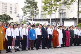 Tổng Bí thư, Chủ tịch nước Tô Lâm, các đồng chí lãnh đạo, nguyên lãnh đạo Đảng, Nhà nước dâng hoa Chủ tịch Hồ Chí Minh tại công viên tượng đài Chủ tịch Hồ Chí Minh (đường Nguyễn Huệ, phường Sài Gòn). (Ảnh: Thống Nhất/TTXVN)