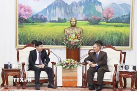 Thường trực Ban Bí thư Lào Vilay Lakhamphong (bên phải) tiếp Thứ trưởng Bộ Ngoại giao Nguyễn Mạnh Cường. (Ảnh: TTXVN phát)
