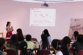 Giới trẻ Hà Nội hào hứng khám phá nghệ thuật thư pháp Hàn Quốc