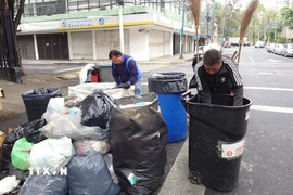 Công nhân vệ sinh môi trường phân loại rác thải nhựa tại thủ đô Mexico City, Mexico. (Ảnh: Phi Hùng/TTXVN)