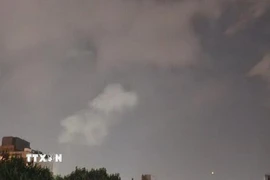 Nhiều tiếng nổ được nghe thấy gần thủ đô Tehran, sau báo cáo cho thấy Israel tiến hành hàng loạt vụ không kích nhằm vào các mục tiêu ở Iran, ngày 13/6/2025. (Ảnh: IRNA/TTXVN)