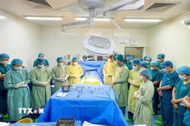 Các bác sỹ Bệnh viện Nhân dân Gia Định mặc niệm tri ân người hiến tạng trước khi tiến hành lấy tạng. (Ảnh: TTXVN phát)