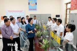 Bộ trưởng Bộ Nội vụ Phạm Thị Thanh Trà cùng Đoàn công tác của Trung ương kiểm tra tại Trung tâm phục vụ hành chính công xã Nhân Lý mới, tỉnh Lạng Sơn. (Ảnh: Văn Đạt/TTXVN)