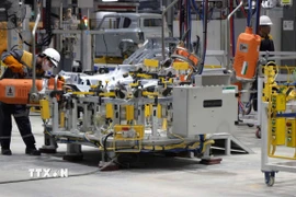 Công nhân sản xuất ôtô tại Nhà máy VinFast. (Ảnh: Công Tường/TTXVN)