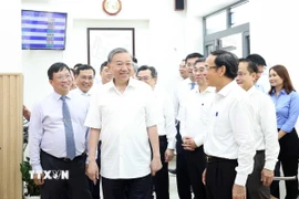 Tổng Bí thư Tô Lâm thăm Trung tâm dịch vụ hành chính công tại xã Tân Vĩnh Lộc, Thành phố Hồ Chí Minh. (Ảnh: Thống Nhất/TTXVN)