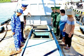 Lực lượng chức năng kiểm tra một tàu chở dầu DO không có giấy tờ hợp lệ. (Ảnh: TTXVN phát)
