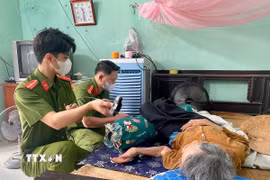 Cán bộ chiến sỹ Công an Thanh Hóa trực tiếp đến tận các gia đình liệt sỹ để thu nhận mẫu ADN. (Ảnh: TTXVN phát)