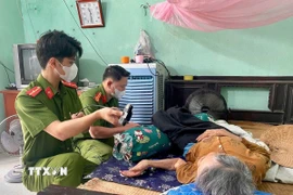 Cán bộ chiến sỹ Công an Thanh Hóa trực tiếp đến tận các gia đình liệt sỹ để thu nhận mẫu ADN. (Ảnh: TTXVN phát)