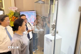 Nguyên Chủ tịch Quốc hội Nguyễn Thị Kim Ngân và các đại biểu tham quan trưng bày chuyên đề. (Ảnh: Thu Hương/TTXVN)