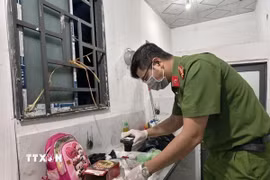Công an thành phố Cần Thơ thu giữ tang vật ma túy tại nơi ở của các đối tượng trong đường dây mua bán, vận chuyển trái phép chất ma túy. (Ảnh: TTXVN phát)