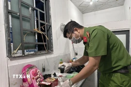 Công an thành phố Cần Thơ thu giữ tang vật ma túy tại nơi ở của các đối tượng trong đường dây mua bán, vận chuyển trái phép chất ma túy. (Ảnh: TTXVN phát)