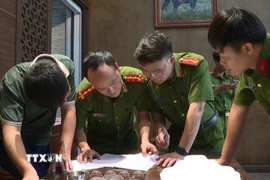 Khám xét nơi ở của đối tượng Nguyễn Văn Vi (tức Vi ngộ). (Ảnh: TTXVN phát)