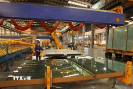 Sản xuất kính xây dựng ở Nhà máy Kính CFG Ninh Bình, Khu công nghiệp Khánh Cư, huyện Yên Khánh, tỉnh Ninh Bình. (Ảnh: Vũ Sinh/TTXVN)