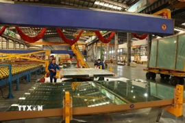 Sản xuất kính xây dựng ở Nhà máy Kính CFG Ninh Bình, Khu công nghiệp Khánh Cư, huyện Yên Khánh, tỉnh Ninh Bình. (Ảnh: Vũ Sinh/TTXVN)
