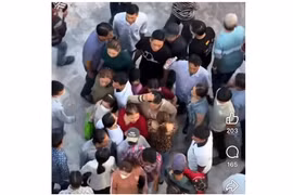 Nhóm người dàn cảnh giật dây chuyền của người phụ nữ áo đỏ. (Ảnh cắt từ clip)