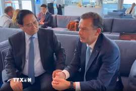 Thủ tướng Phạm Minh Chính gặp Thủ tướng Bồ Đào Nha Luis Montenegro. (Ảnh: TTXVN)