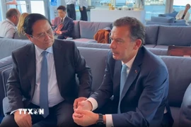 Thủ tướng Phạm Minh Chính gặp Thủ tướng Bồ Đào Nha Luis Montenegro. (Ảnh: TTXVN)