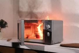 Một số loại thực phẩm nếu hâm nóng bằng lò vi sóng sẽ gây nguy hiểm. (Ảnh: iStock)