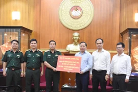 Thừa ủy quyền của Quân ủy Trung ương, Bộ Quốc phòng, Thượng tướng Trương Thiên Tô trao 10 tỷ đồng hỗ trợ đồng bào bị thiệt hại do bão, mưa lũ. (Nguồn: Báo Quân đội Nhân dân)