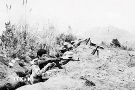 Từ 9h15 sáng 20/2/1979, chiến sĩ Đại đội 10, Tiểu đoàn 3 bộ đội Lạng Sơn tổ chức tấn công, chiếm lại đồi Chậu Cảnh và đồi Cây Xanh (cao điểm 409), thuộc xã Tam Lung, huyện Văn Lãng (tỉnh Lạng Sơn), bị địch chiếm đóng từ ngày 17/2/1979. (Ảnh: Hà Việt/TTXVN)