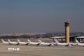 Máy bay của hãng hàng không El Al tại sân bay quốc tế Ben Gurion ở gần Tel Aviv, Israel. (Ảnh: THX/TTXVN)