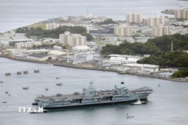 Tàu sân bay HMS Prince of Wales của Hải quân Hoàng gia Anh neo tại căn cứ Hải quân Mỹ ở thành phố cảng Yokosuka, Nhật Bản ngày 12/8/2025. (Ảnh: Kyodo/TTXVN)