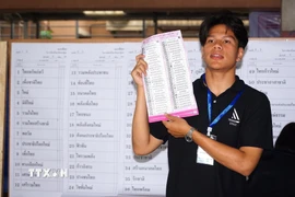 Nhân viên cơ quan bầu cử kiểm phiếu bầu tại Bangkok, Thái Lan, ngày 8/2/2026. (Ảnh: THX/TTXVN)